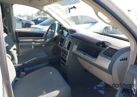 2010 Chrysler Town & Country Touring from USA, damaged, VIN 2A4RR5D13AR432113